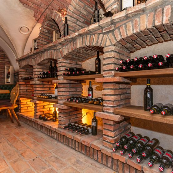 Bild enthält, Alcohol, Beverage, Liquor, Wine, Architecture, Building, Chair, Furniture, Wine Cellar