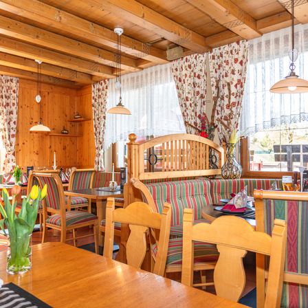 Bild enthält, Indoors, Interior Design, Wood, Dining Table, Table, Plywood, Dining Room, Restaurant, Hardwood, Cafe