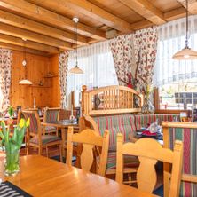 Bild enthält, Indoors, Interior Design, Wood, Dining Table, Table, Plywood, Dining Room, Restaurant, Hardwood, Cafe