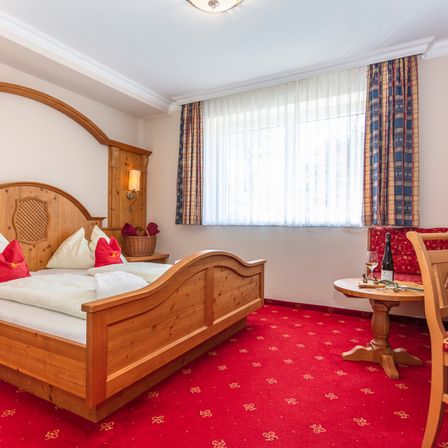 Bild enthält, Interior Design, Home Decor, Chair, Furniture, Hotel, Bed, Bedroom, Floor, Flooring, Rug