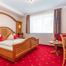 Bild enthält, Interior Design, Home Decor, Chair, Furniture, Hotel, Bed, Bedroom, Floor, Flooring, Rug