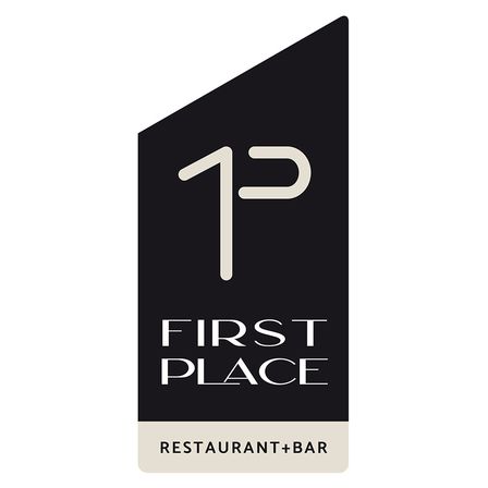 Das Logo für 1P First Place Restaurant und Bar zeigt einen schwarzen Banner mit einem weißen "1P"-Design und den Worten "FIRST PLACE" in Weiß, alles auf weißem Hintergrund.