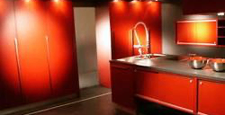 Bild enthält, Lighting, Indoors, Interior Design, Kitchen, Cabinet, Furniture, Closet, Cupboard