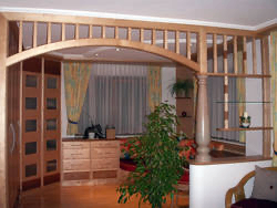 Bild enthält, Indoors, Interior Design, Arch, Furniture, Living Room, House, Housing, Staircase, Door, Hot Tub