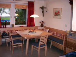 Bild enthält, Dining Room, Dining Table, Furniture, Indoors, Table, Chair, Cross, Symbol, Living Room, Home Decor