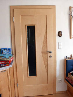 Bild enthält, Door, Architecture, Building, Housing, Wood, Corner, Indoors, Interior Design, House