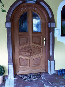 Bild enthält, Door, Wood, Arch, Architecture, Hardwood, Stained Wood, Building, Housing