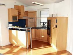 Bild enthält, Indoors, Kitchen, Interior Design, Wood, Cabinet, Furniture