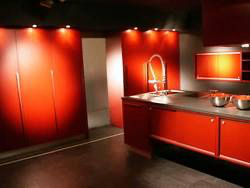 Bild enthält, Lighting, Indoors, Interior Design, Kitchen, Closet, Cupboard, Furniture, Cabinet