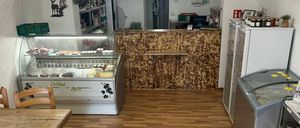 Bild enthält, Floor, Indoors, Interior Design, Wood, Flooring, Hardwood, Stained Wood, Shop