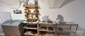 Bild enthält, Floor, Indoors, Wood, Furniture, Hardwood, Architecture, Building, Museum, Interior Design