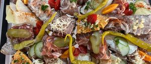 Bild enthält, Dish, Food, Meal, Platter, Brunch, Food Presentation, Meat, Pork