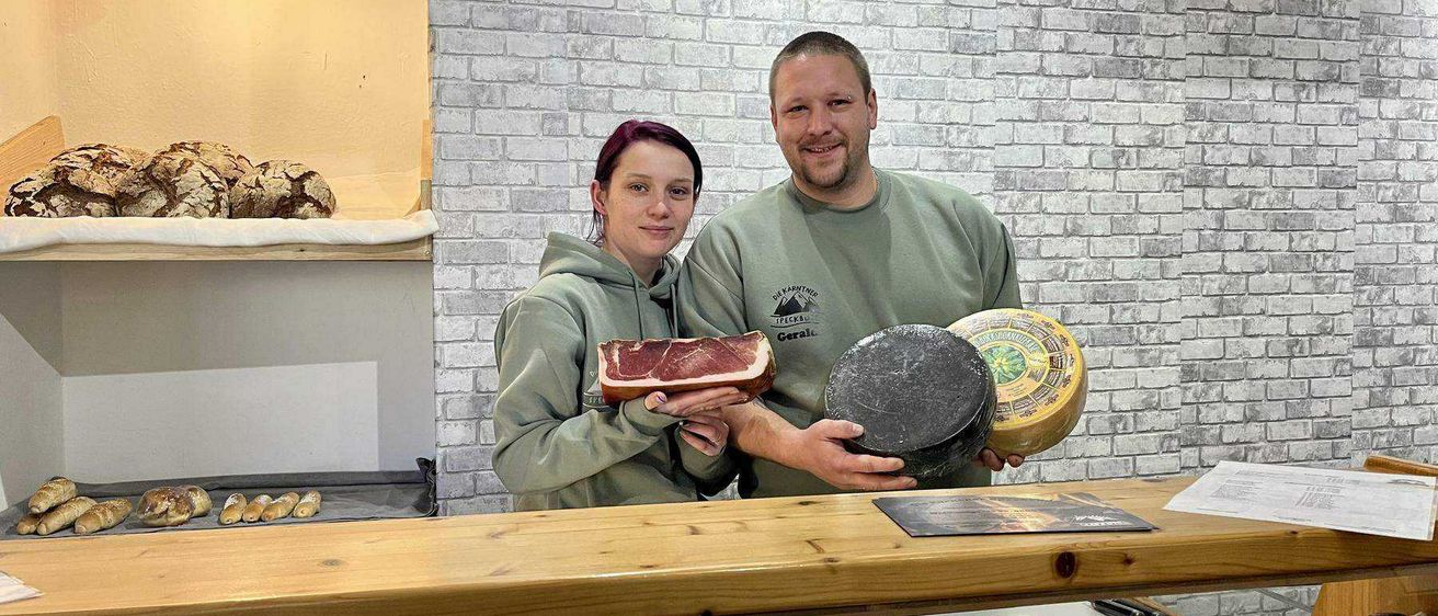 Bild enthält, Adult, Male, Man, Person, Shop, Female, Woman, Screwdriver, Face, Ice Hockey Puck