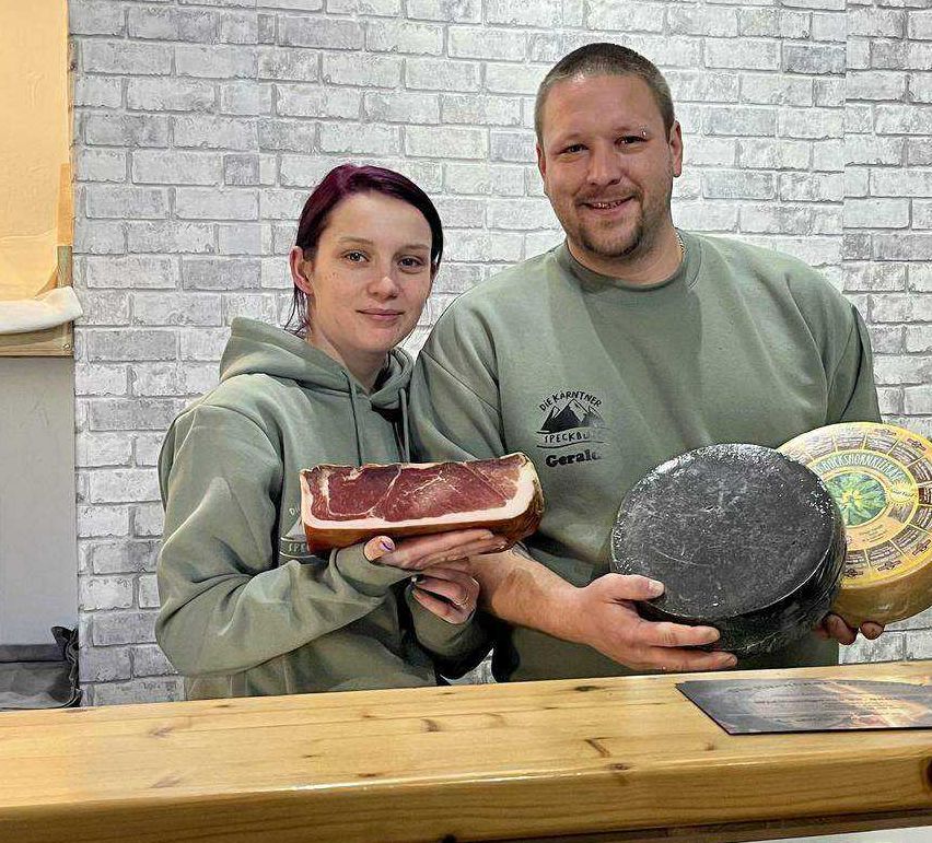 Bild enthält, Adult, Male, Man, Person, Shop, Female, Woman, Screwdriver, Face, Ice Hockey Puck