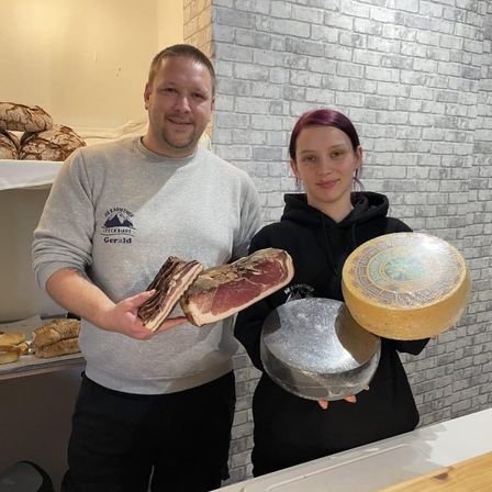 Bild enthält, Adult, Female, Person, Woman, Male, Man, Face, Head, Shop, Tape