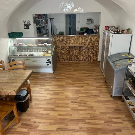 Bild enthält, Floor, Indoors, Interior Design, Wood, Flooring, Hardwood, Stained Wood, Shop