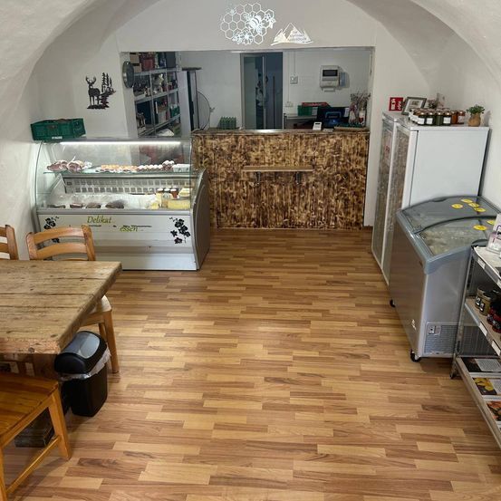 Bild enthält, Floor, Indoors, Interior Design, Wood, Flooring, Hardwood, Stained Wood, Shop