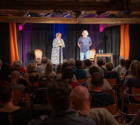 Bild enthält, People, Person, Crowd, Stage, Indoors, Theater, Adult, Male, Man, Woman