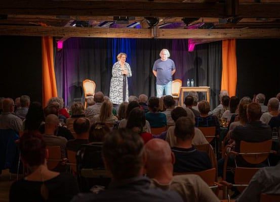 Bild enthält, People, Person, Crowd, Stage, Indoors, Theater, Adult, Male, Man, Woman