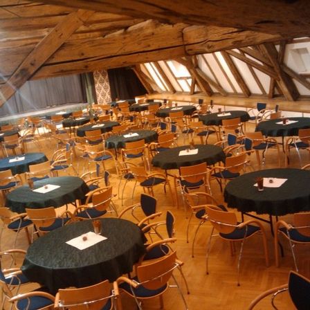 Bild enthält, Furniture, Table, Indoors, Restaurant, Dining Table, Cafeteria, Chair, Building, Wood, Tabletop