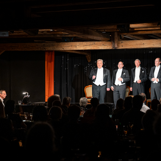 Bild enthält, Stage, People, Person, Crowd, Indoors, Theater, Suit, Face, Concert, Audience