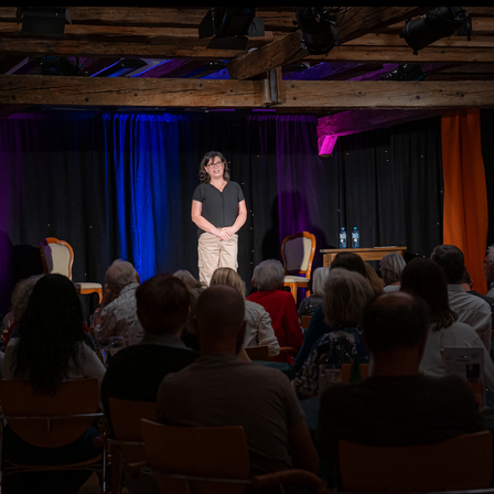 Bild enthält, Adult, Female, Person, Woman, Cinema, Stage, Male, Man, Theater, People