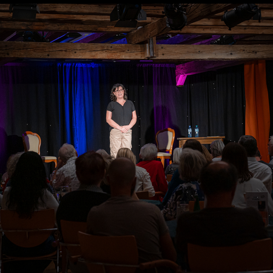 Bild enthält, Adult, Female, Person, Woman, Cinema, Stage, Male, Man, Theater, People