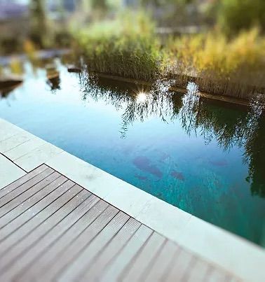 Bild enthält, Pool, Water, Swimming Pool, Waterfront, Nature, Outdoors, Pond, Deck, Housing