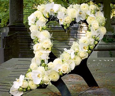 Bild enthält, Bench, Furniture, Flower, Rose, Petal, Flower Arrangement, Wedding Cake, Flower Bouquet, Potted Plant