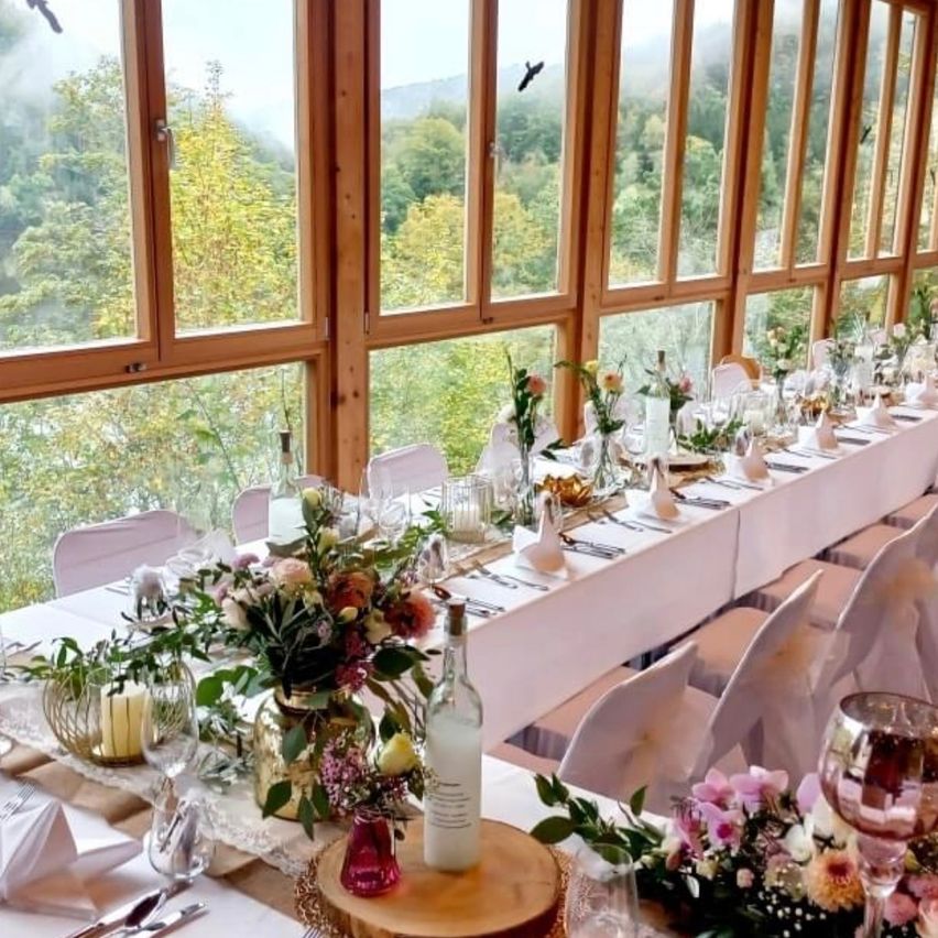 Bild enthält, Indoors, Furniture, Table, Tabletop, Hall, Fun, Chair, Banquet, Cup