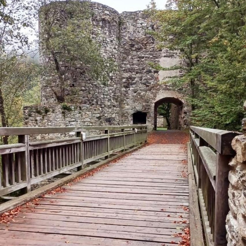 Bild enthält, Architecture, Building, Castle, Fortress, Path, Arch