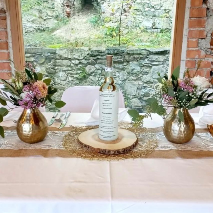 Bild enthält, Furniture, Table, Tabletop, Window, Windowsill