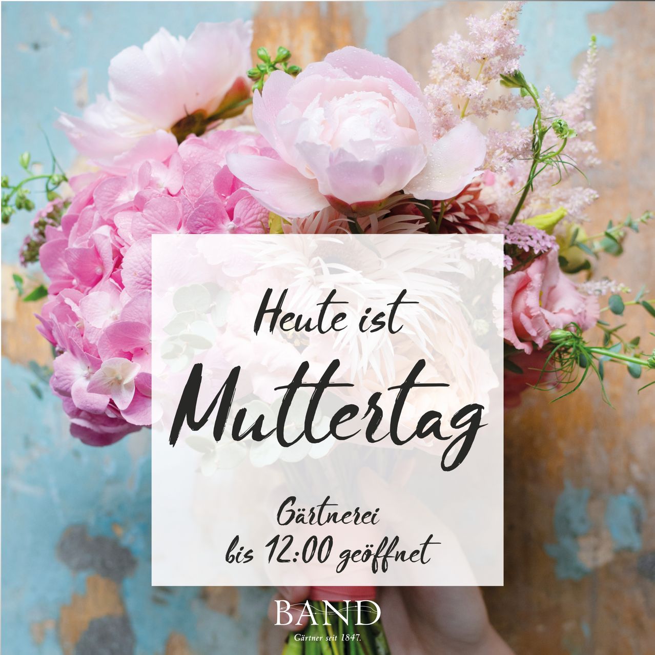 A floral bouquet with the message Heute ist Muttertag is displayed with a blue background. The flowers are pink and white, and the bouquet is held by a hand. The flowers are in a square frame with a white border. The text is in German.