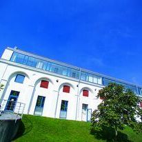 Bild enthält, Architecture, Building, House, Housing, Villa, Office Building, Hacienda, Grass, Plant, Campus