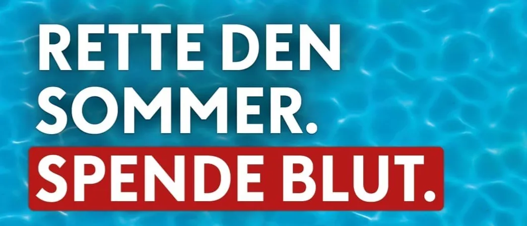 Eine Anzeige für eine Blutspendeveranstaltung am Dienstag, 8. Juli, von 16:00 bis 19:00 Uhr. Die Veranstaltung wird von der Freiwilligen Feuerwehr Unterlamm bei 100 Grad Celsius veranstaltet. Ein Mann liegt auf einer Schwimminsel in einem Schwimmbad.