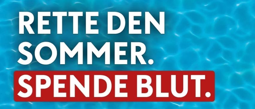Eine Anzeige für eine Blutspendeveranstaltung am Dienstag, 8. Juli, von 16:00 bis 19:00 Uhr. Die Veranstaltung wird von der Freiwilligen Feuerwehr Unterlamm bei 100 Grad Celsius veranstaltet. Ein Mann liegt auf einer Schwimminsel in einem Schwimmbad.