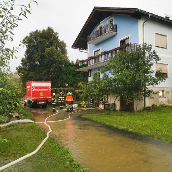 Bild enthält, Helmet, Truck, Vehicle, Person, Footwear, Shoe, Outdoors, Housing