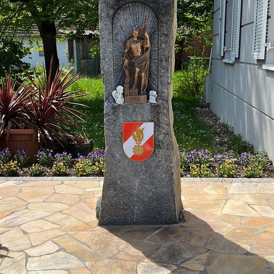 Bild enthält, Flagstone, Path, Slate, Walkway, Plant, Tree, Adult, Male, Man, Person