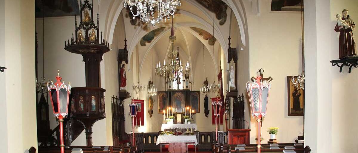 Bild enthält, Architecture, Building, Indoors, Prayer, Altar, Church, Person, Chapel, Chandelier