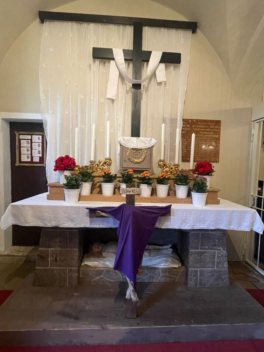 Bild enthält, Altar, Church, Prayer, Flower, Flower Arrangement, Plant, Flower Bouquet, Indoors, Candle, Chapel