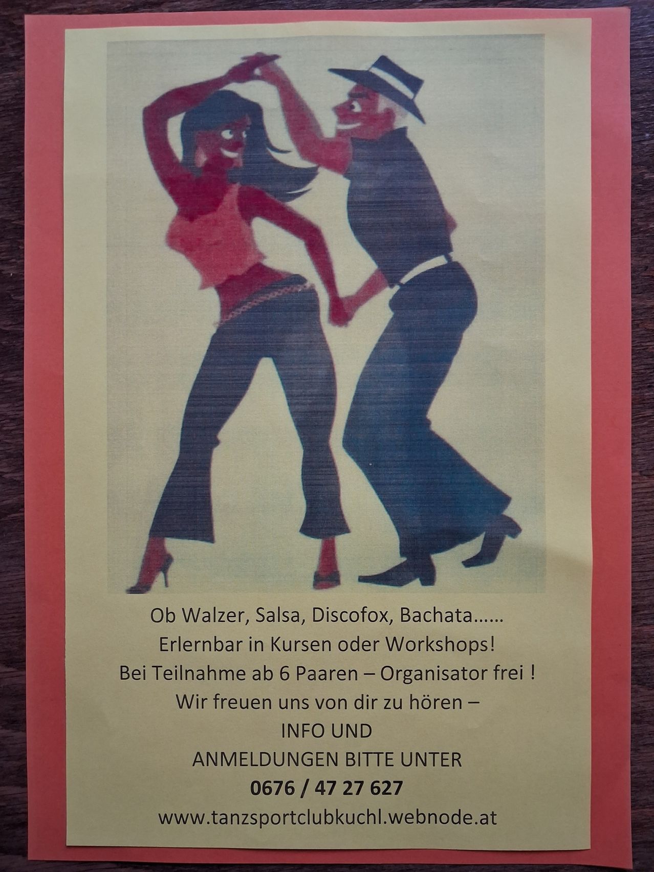 Ein Bild eines Plakats, das Tanzkurse bewirbt. Zwei Tänzer sind abgebildet, ein Mann und eine Frau, die Händchen halten. Das Plakat enthält Phrasen auf Deutsch, die zur Teilnahme an Tanzkursen ermutigen.