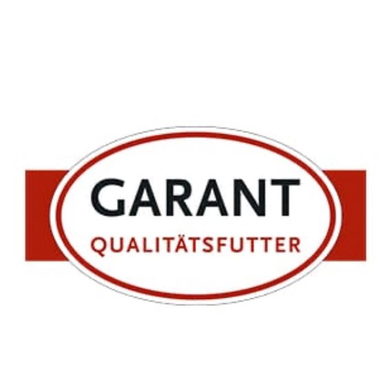 Das Logo für Garant Qualitätsfutter, mit dem Text 'GARANT' in Schwarz und 'QUALITATSFUETTER' in Rot, auf weißem Hintergrund dargestellt.