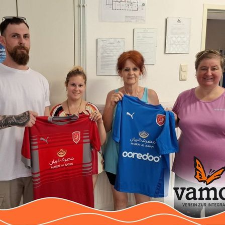 Bild enthält, T-Shirt, Shirt, Adult, Female, Person, Woman, Male, Man, Face, Tattoo