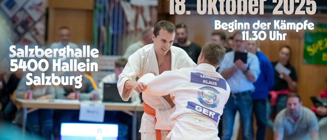 Eine Kampfsportveranstaltung findet in Hallein, Salzburg, statt. Zwei Männer in weißen Uniformen mit orangefarbenen Gürteln sind in einem Kampf verwickelt. Die Veranstaltung wird vom Österreichischen Judoverband ausgerichtet. Die Veranstaltung beginnt am 18. Oktober 2023 um 11:30 Uhr.