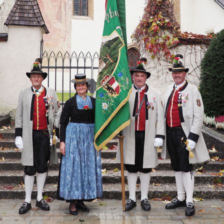 Bild enthält, Glove, Adult, Female, Person, Woman, Flag, Hat, Male, Man, People