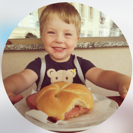 Bild enthält, Photography, Bread, Bun, Food, Baby, Person, Face, Head, Portrait, Burger