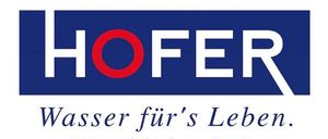 Das Logo von HOFER zeigt 'Brunnenbau Wasser Heizung' oben und den Slogan 'Wasser fuer's Leben' unten. Es enthält eine Adresse, Telefonnummer und E-Mail.