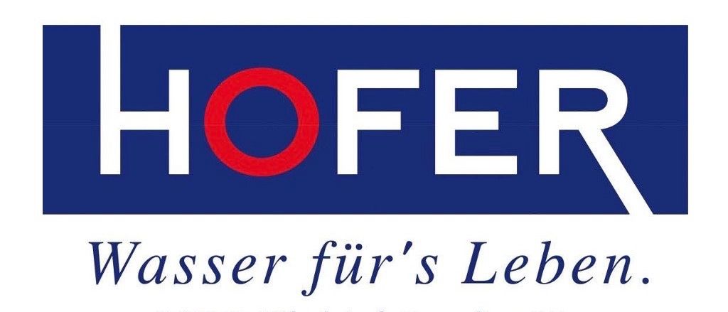Das Logo von HOFER zeigt 'Brunnenbau Wasser Heizung' oben und den Slogan 'Wasser fuer's Leben' unten. Es enthält eine Adresse, Telefonnummer und E-Mail.