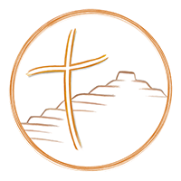 Ein goldenes Kreuz auf einem weißen Kreis mit einem Berg im Hintergrund. Der Berg ist felsig und hat eine goldene Umrandung.