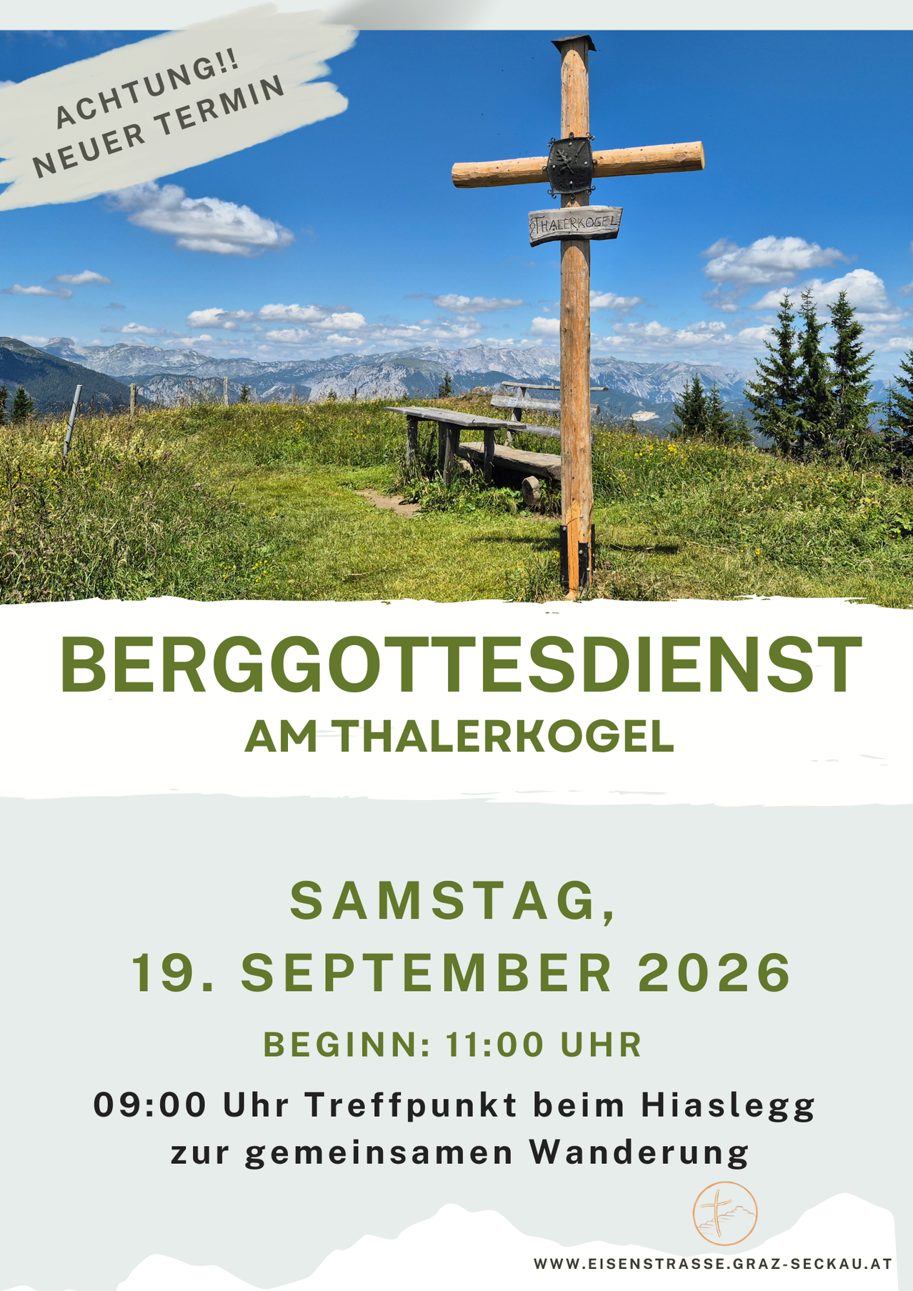 Ein Holzschild mit dem Text 'Thalerkogel' steht auf einer Wiese mit einer Bank und Bergen im Hintergrund. Das Bild zeigt auch den Text 'BERGGOTTESDIENST AM THALERKOGEL' und ein Datum vom 19. September 2026.